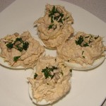 Яйца, фаршированные тунцом и сыром
