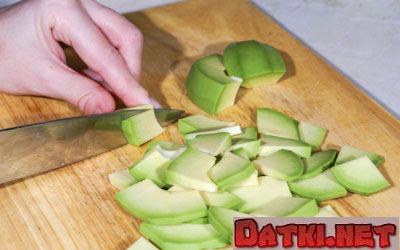 Нарезаем авокадо